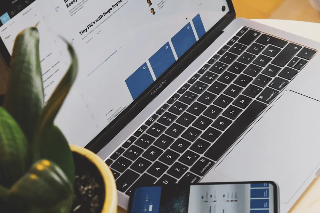 Team al lavoro sull’analisi dei dati finanziari con grafici su laptop e documenti.